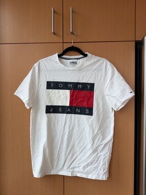 Tommy Hilfiger White Short-Sleeve Tee with Red and Navy Logo Block
